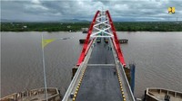 Struktur jembatan dirancang dengan metode Telescopic Strutt pada pekerjaan erection sehingga shoring dapat memanjang dan memendek dengan bantuan hydraulic jack guna mengatur geometrik jembatan, serta dapat berotasi sesuai sudut rencana antara baja pelengkung dan crossgirder jembatan. Pemanfaatan metode konstruksi telescopic strutt pada jembatan ini tengah diajukan pencatatan rekor MURI dan juga sebagai jembatan pelengkung tipe Network Tied Arch terpanjang di Indonesia.