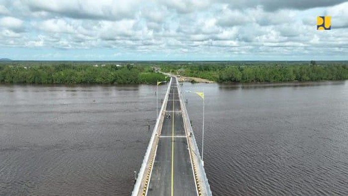 Kementerian Pekerjaan Umum membangun Jembatan Sungai Sambas Besar di Kabupaten Sambas, Kalbar. Proyek ini dibangun di koridor kawasan penghubung RI-Malaysia.