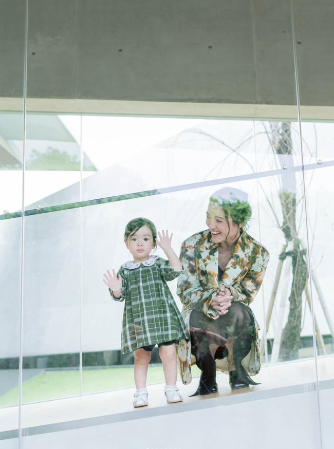 Baru-baru ini Julie Estelle kembali membagikan foto-foto putrinya, Brielle, yang sudah semakin besar. Warisi kecantikan ibunya, penampilan Brielle berhasil curi atensi. Foto: Instagram/@julstelle