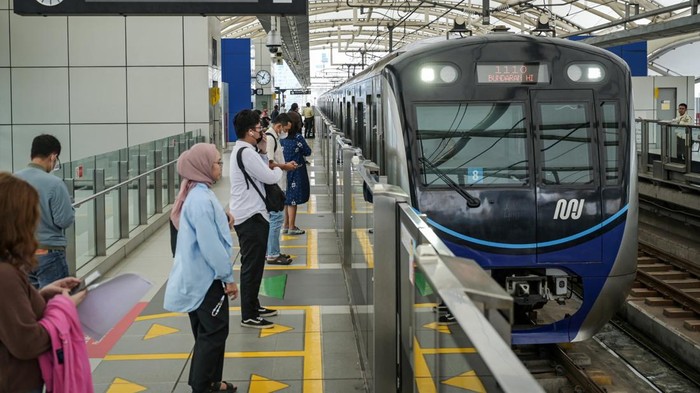 Jumlah Penumpang MRT Jakarta Naik Penumpang duduk di dalam kereta Moda Raya Terpadu (MRT) di Jakarta, Selasa (4/2/2025). Badan Pusat Statistik DKI Jakarta mencatat jumlah penumpang MRT pada Desember 2024 mencapai 3,59 juta orang atau naik 2,17 persen dibanding November 2024 yakni 3,51 juta orang. ANTARA FOTO/Fauzan/tom.