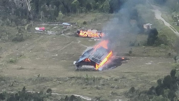 Kantor kampung hingga SD dibakar imbas bentrokan 2 kubu KKB di Puncak, Papua Tengah.