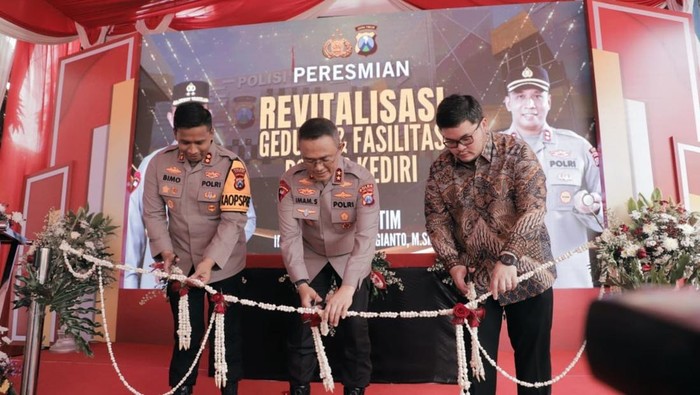 Kapolda Jatim Irjen Imam Sugianto bersama kapolres dan bupati meresmikan revitalisasi Mapolres