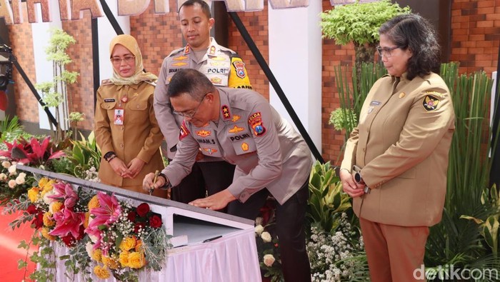 Kapolda Jatim Resmikan GOR Bulu Tangkis Polres Kediri Kota