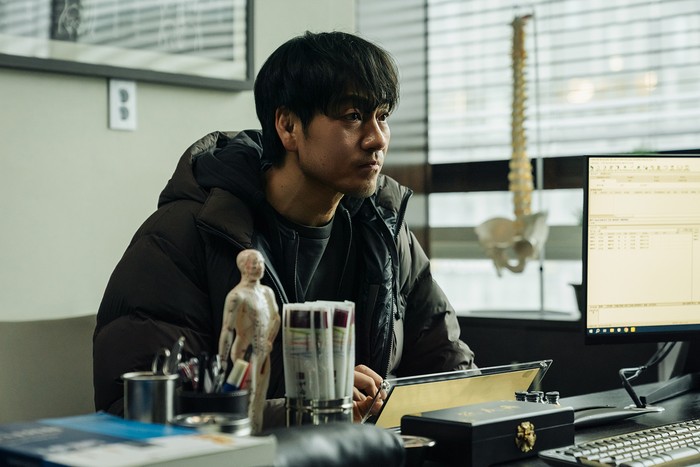 Adegan dalam drama Korea terbaru Netflix Karma. Rencananya drakor ini akan tayang kuarter II tahun 2025.