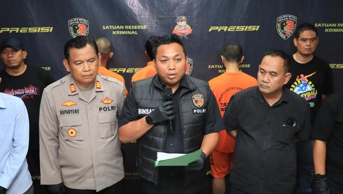 Kasat Reskrim Polres Metro Bekasi Kota Kompol Binsar Hatorangan Sianturi (tengah) (dok Istimewa)