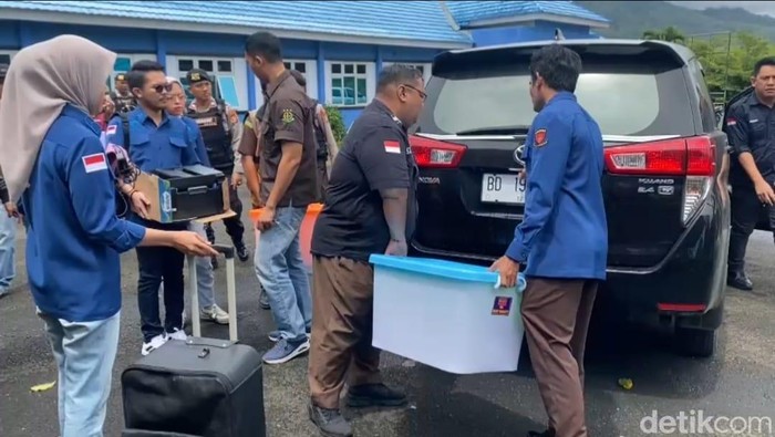 Kejaksaan Negeri Lebong melakukan penggeledahan di Dinas PUPR Lebong