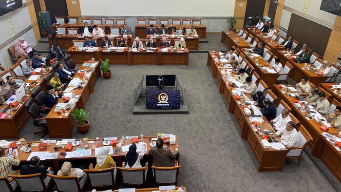 Kepala Badan Penyelenggara (BP) Haji, Moch Irfan, menyampaikan laporan ke Komisi VIII DPR RI terkait efisiensi anggaran.