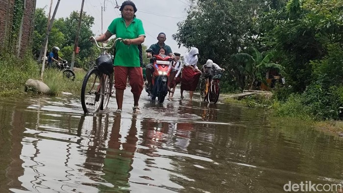 Kepala BPBD Kota Semarang, Endro P Martanto, mengecek banjir di Kelurahan Kudu, Kecamatan Genuk, Kota Semarang, Selasa (4/2/2025).