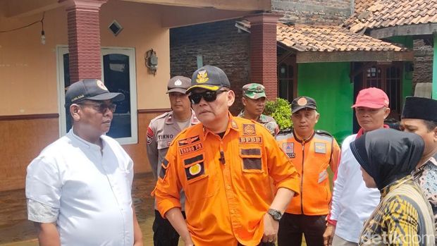 Kepala BPBD Kota Semarang, Endro P Martanto, mengecek banjir di Kelurahan Kudu, Kecamatan Genuk, Kota Semarang, Selasa (4/2/2025).