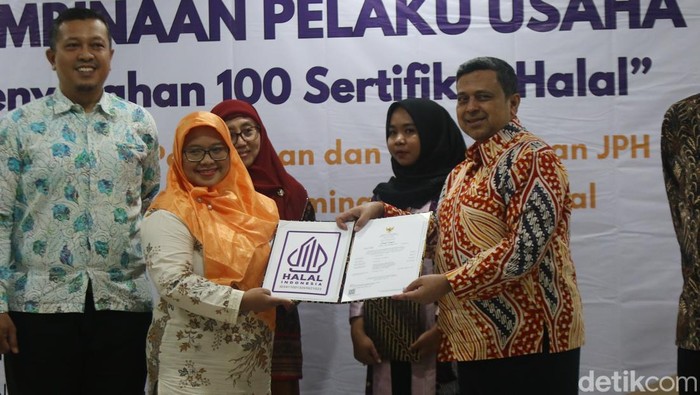 Kepala BPJPH Ahmad Haikal Hasan saat menyerahkan sertifikat halal ke pelaku usaha di LPPT UGM, Sleman, Selasa (4/2/2025)