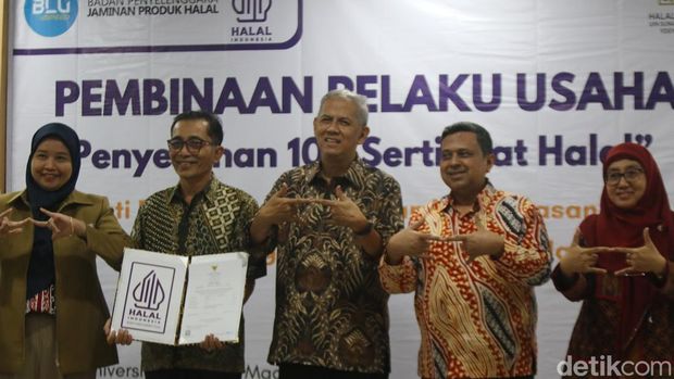 Kepala BPJPH Ahmad Haikal Hasan saat menyerahkan sertifikat halal ke pelaku usaha di LPPT UGM, Sleman, Selasa (4/2/2025)