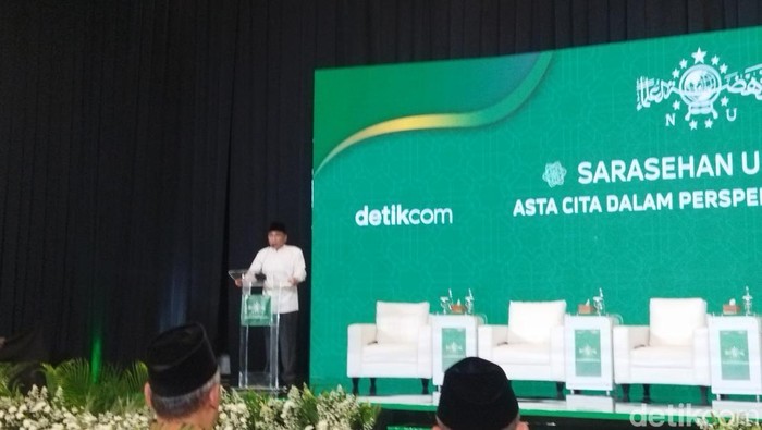Ketum PBNU, Yahya Cholil Staquf (Gus Yahya), menyampaikan sambutan di acara Sarasehan Ulama: Asta Cita Dalam Perspektif Ulama di Hotel Sultan, Jakpus. (Kurniawan F/detikcom)