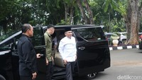 Kedatangan Ketua Umum PBNU KH Yahya Cholil Staquf dan jajarannya. Gus Yahya akan membuka acara Sarasehan Ulama siang ini. Foto: Grandyos Zafna