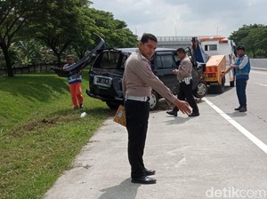 Kijang Oleng Lalu Tabrak Pembatas Tol Ngawi, 2 Orang Luka