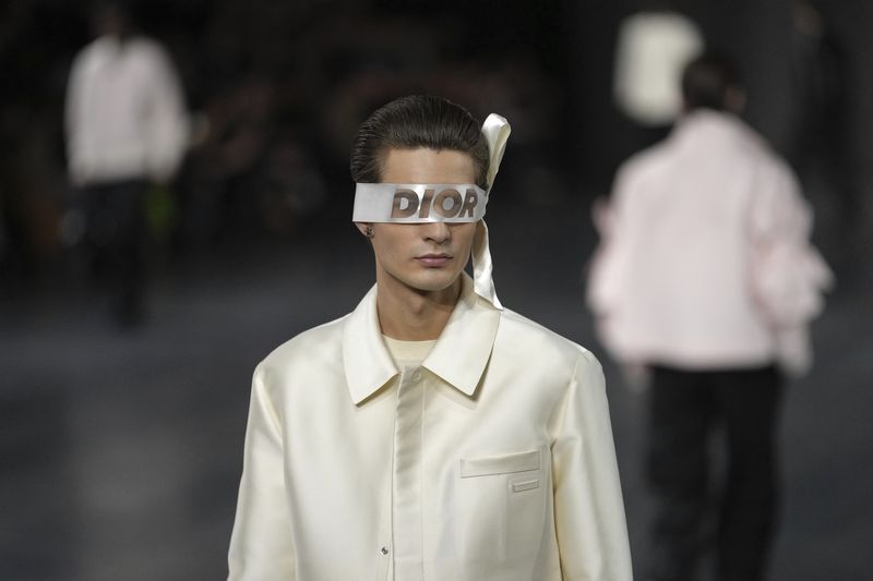 Kim Jones di Dior Homme Menswear Fall-Winter 2025/2026 A model wears a creation as part of the men's Dior Homme Fall-Winter 2025-2026 collection, that was presented in Paris, Friday, Jan. 24, 2025. (AP Photo/Thibault Camus)