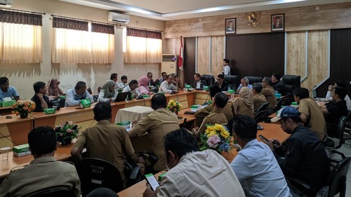 Komisi IV DPRD NTB rapat soal tambang emas ilegal di Sekotong dan Sumbawa Barat, Selasa (4/2/2025). (Ahmad Viqi/detikBali)