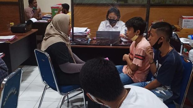 Kompol Mellisa Sianipar (kemeja putih depan laptop).