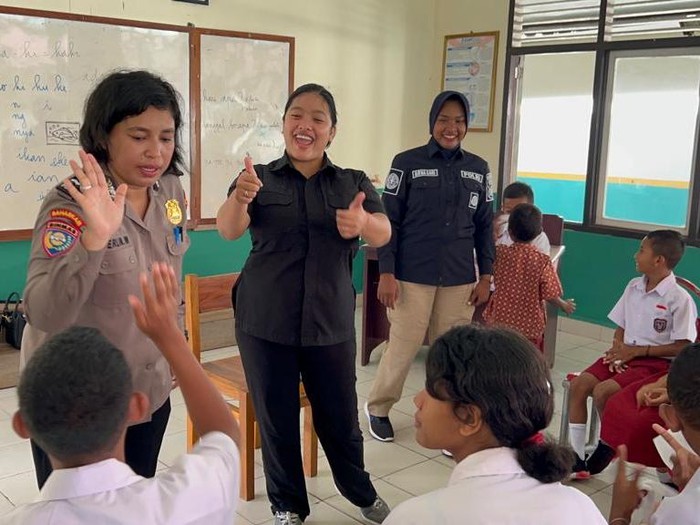 Kompol Mellisa Sianipar saat menjalankan program yang diinisiasinya, Mangente Anak Sekolah.