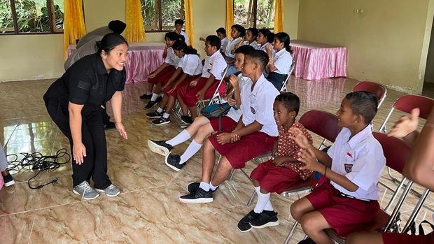 Kompol Mellisa Sianipar saat menjalankan program yang diinisiasinya, 'Mangente Anak Sekolah'.