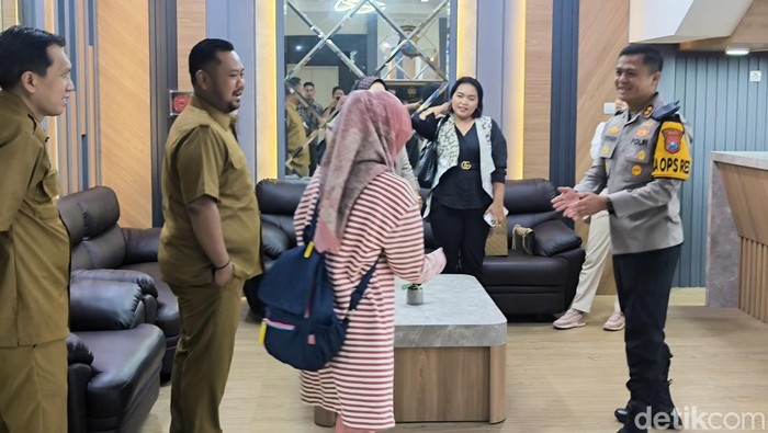 Korban KDRT di Gresik saat bertemu dengan Kapolres dan Bupati Gresik