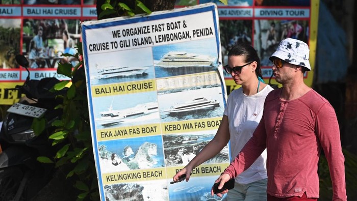 Kunjungan Wisman ke Bali Meningkat Wisatawan mengunjungi kawasan Pantai Kuta, Badung, Bali, Selasa (4/2/2025). Badan Pusat Statistik Bali mencatat kunjungan wisatawan mancanegara (wisman) ke Pulau Dewata sepanjang tahun 2024 mencapai 6.333.360 orang atau meningkat 20,1 persen dibanding jumlah kunjungan wisman tahun 2023.