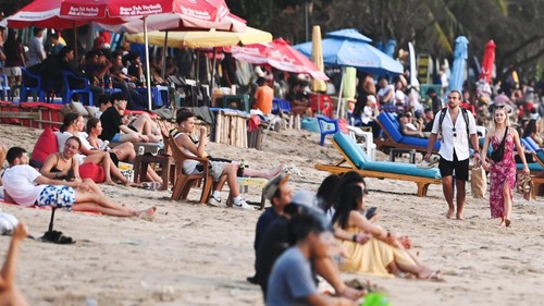 Wisatawan mengunjungi kawasan Pantai Kuta, Badung, Bali, Selasa (4/2/2025). Badan Pusat Statistik Bali mencatat kunjungan wisatawan mancanegara (wisman) ke Pulau Dewata sepanjang tahun 2024 mencapai 6.333.360 orang atau meningkat 20,1 persen dibanding jumlah kunjungan wisman tahun 2023.