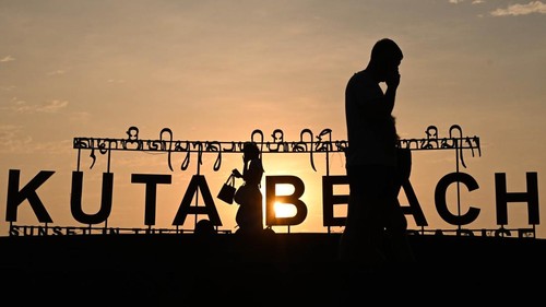 Wisatawan mengunjungi kawasan Pantai Kuta, Badung, Bali, Selasa (4/2/2025). Badan Pusat Statistik Bali mencatat kunjungan wisatawan mancanegara (wisman) ke Pulau Dewata sepanjang tahun 2024 mencapai 6.333.360 orang atau meningkat 20,1 persen dibanding jumlah kunjungan wisman tahun 2023.