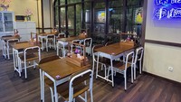 Di area indoor lantai satu dirancang menyerupai ruang kelas khas Jepang lengkap dengan papan tulis berisi rumus-rumus, bangku sekolah kayu berwarna cokelat, rak buku berisi literatur Jepang, hingga detail tulisan Jepang yang memperkuat tema ruang kelas. Unik! (Amalia/detikTravel)