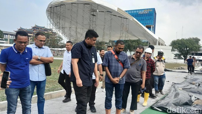 Wali Kota Medan Bobby Nasution saat meninjau proses revitalisasi Lapangan Merdeka Medan