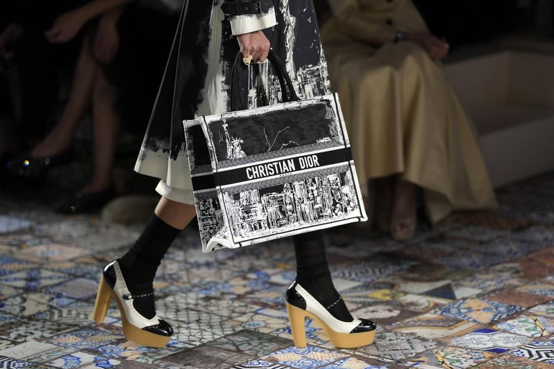 Logo Christian Dior A model walks the runway during the Dior pre-fall 2024 ready-to-wear presentation, Monday, April 15, 2024, at the Brooklyn Museum in New York. (Photo by Charles Sykes/Invision/AP)