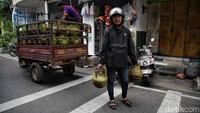 Menurut keterangan warga, LPG 3 kilogram mulai susah didapatkan. 
