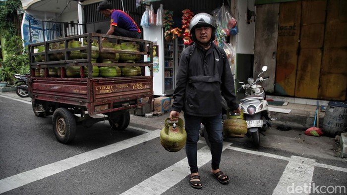 Kelangkaan LPG 3 kg mulai terjadi di sejumlah tempat. Salah satunya di kawasan Sunter Agung, Jakarta Utara.