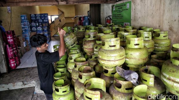 Kelangkaan LPG 3 kg mulai terjadi di sejumlah tempat. Salah satunya di kawasan Sunter Agung, Jakarta Utara.