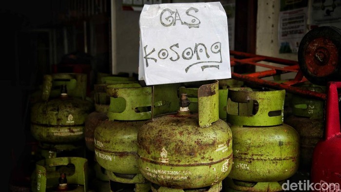 Kelangkaan LPG 3 kg mulai terjadi di sejumlah tempat. Salah satunya di kawasan Sunter Agung, Jakarta Utara.