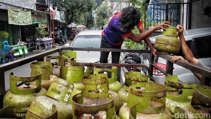 Kelangkaan LPG 3 kg mulai terjadi di sejumlah tempat. Salah satunya di kawasan Sunter Agung, Jakarta Utara.