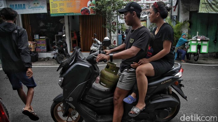 LPG 3 Kg Mulai Langka di Sunter Agung Kelangkaan LPG 3 kg mulai terjadi di sejumlah tempat. Salah satunya di kawasan Sunter Agung, Jakarta Utara.