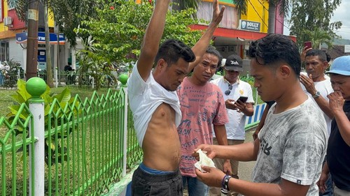 M, residivis narkoba digeledah petugas Satresnarkoba Polres Dompu di depan Bolly Deptstore Dompu, Jalan Manuru Bata Dompu. Ibu M histeris hingga pingsan saat anaknya digeledah polisi. (Istimewa)