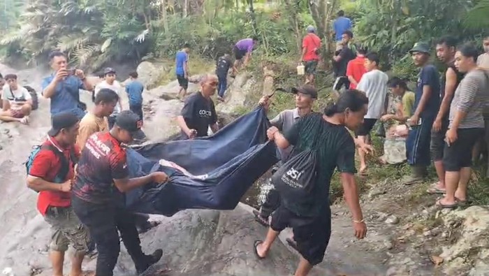 Tim SAR gabungan mengevakuasi jasad mahasiswa yang ditemukan tewas tenggelam di dasar Kedung Nila, aliran Sungai Pelus, Kecamatan Baturraden, Kabupaten Banyumas, Selasa (4/2/2025).