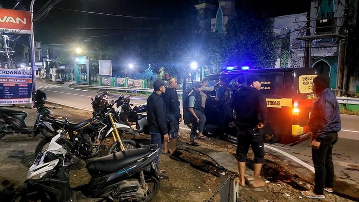 Polisi membubarkan tawuran dua kelompok warga di Kota Makassar, Sulawesi Selatan (Sulsel).