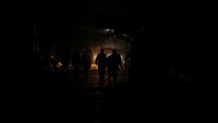 Suasana gelap karena tidak ada aliran listrik. REUTERS/Dawoud Abu Alkas. 