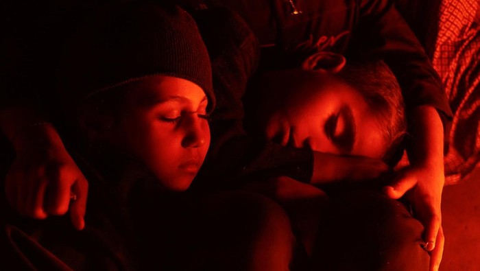 Malam-malam Hari di Gaza Palestinians warm themselves by a fire, during a power cut, amid a ceasefire between Israel and Hamas, in Gaza City, February 3, 2025. REUTERS/Dawoud Abu Alkas