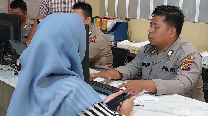 Marlena melaporkan pembobolan rumahnya di Palembang.