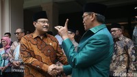 Gus Ipul hadir dengan mengenakan batik lengan panjang dan peci hitam. 