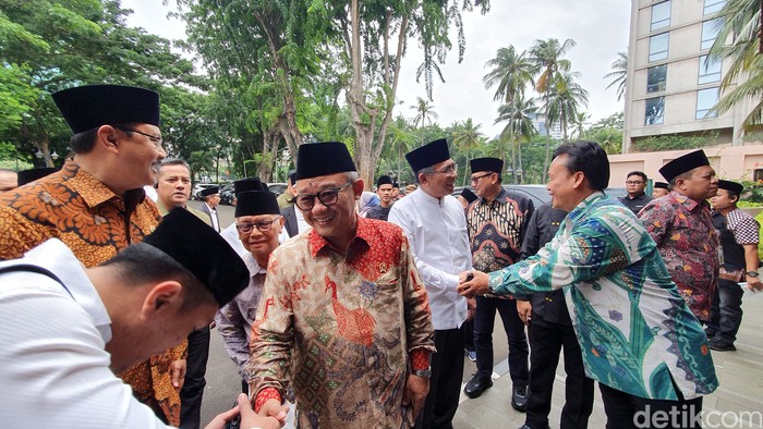 Mendikdasmen Abdul Muti dan Ketua Umum PBNU Gus Yahya tiba di lokasi Sarasehan Ulama di The Sultan Hotel & Residence Jakarta, Selasa (4/2/2025).