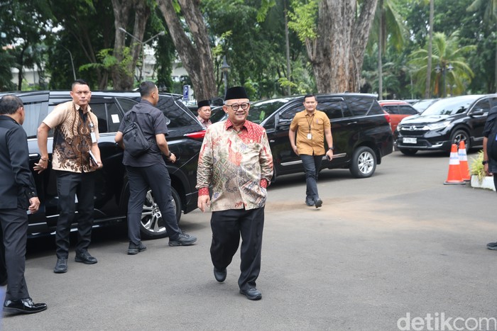 Mendikdasmen Abdul Mu'ti tiba di lokasi Sarasehan Ulama di The Sultan Hotel & Residence Jakarta, Selasa (4/2/2025).