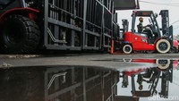Berada di kawasan pabrik membuat bisnis forklift ini sangat dibutuhkan.