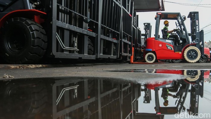 Mengintip Cuan Bisnis Sewa Forklift Listrik di Cikarang Forklift atau truk garpu yang biasa digunakan untuk mengangkat benda berat kini mulai beralih ke energi listrik. Bisnis sewa alat berat ini pun cukup menggiurkan.