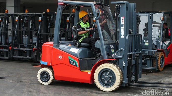 Mengintip Cuan Bisnis Sewa Forklift Listrik di Cikarang Forklift atau truk garpu yang biasa digunakan untuk mengangkat benda berat kini mulai beralih ke energi listrik. Bisnis sewa alat berat ini pun cukup menggiurkan.