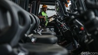 Petugas mengoperasikan alat forklift di Cikarang, Senin (3/2/2025).