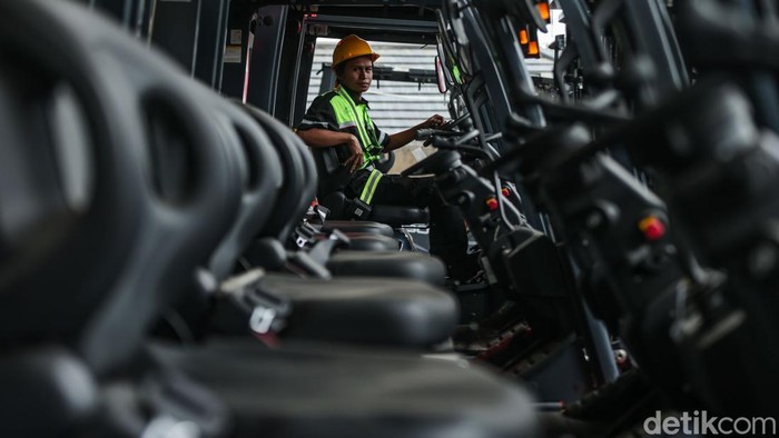Forklift atau truk garpu yang biasa digunakan untuk mengangkat benda berat kini mulai beralih ke energi listrik. Bisnis sewa alat berat ini pun cukup menggiurkan.